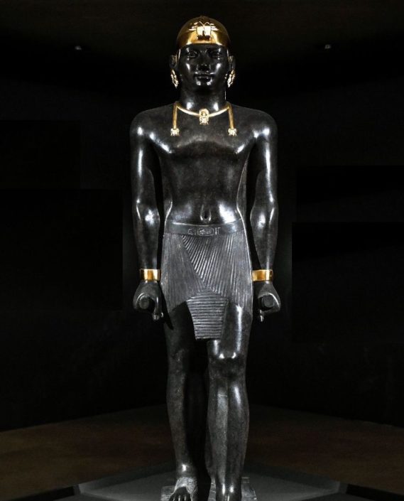une-statue-a-l-exposition-pharaons-des-deux-terres-au-musee-du-louvre-le-26-avril-2022-a-paris_6350568